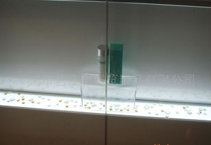 展柜批发零售一站式采购指南 厂家直销价格、货架选择与化妆品展架搭配技巧